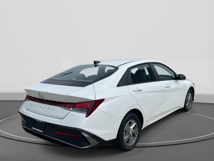 2026 Hyundai Elantra SE thumbnail 3